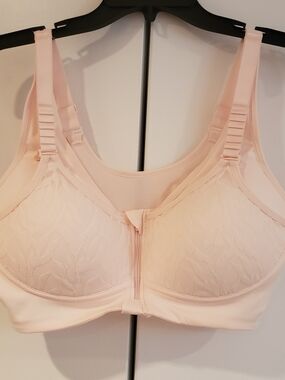 NWT Front-Zip Comfort Bra in Pale Pink